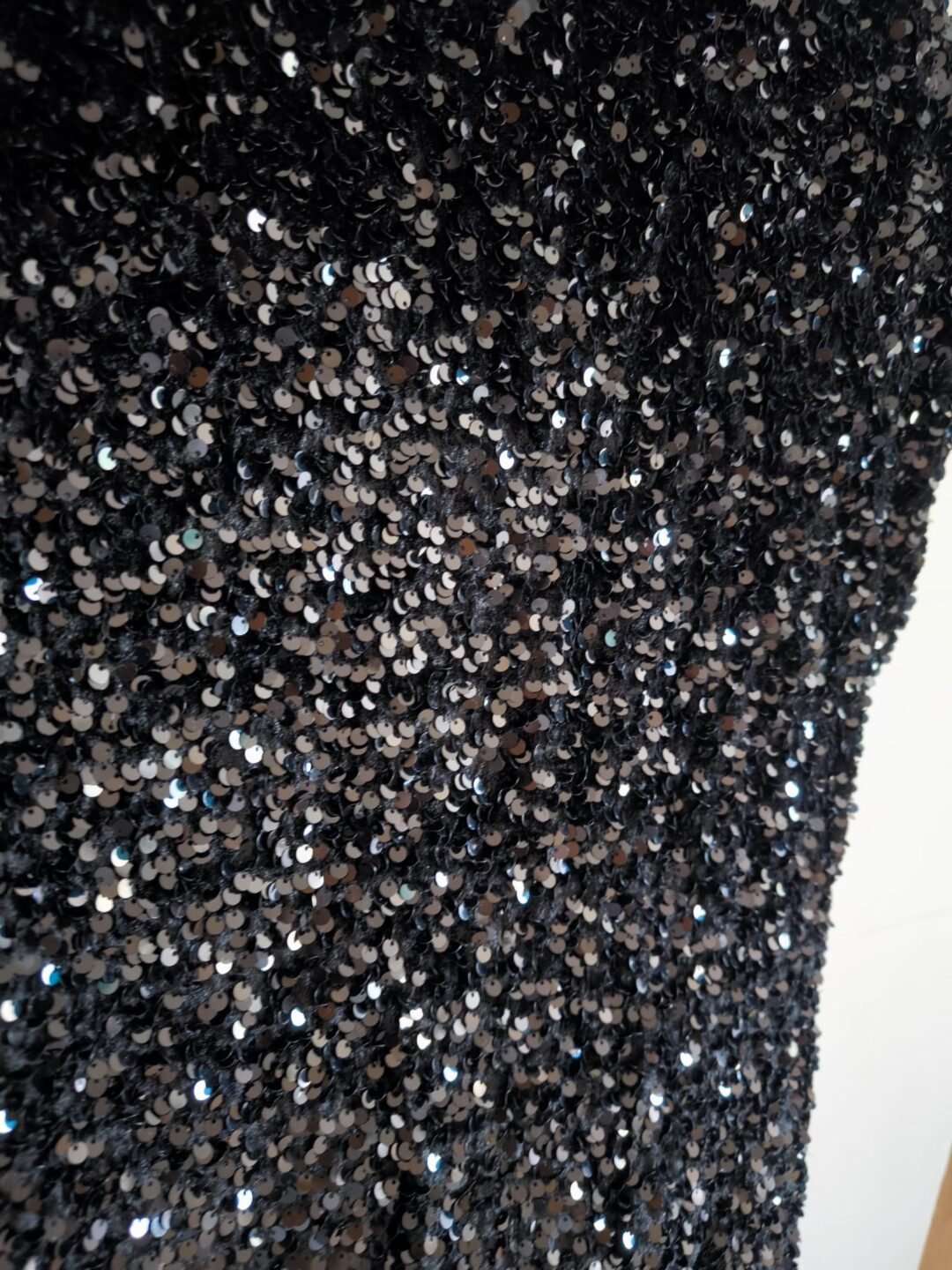 Vestido hombreras lentejuelas NEGRO
