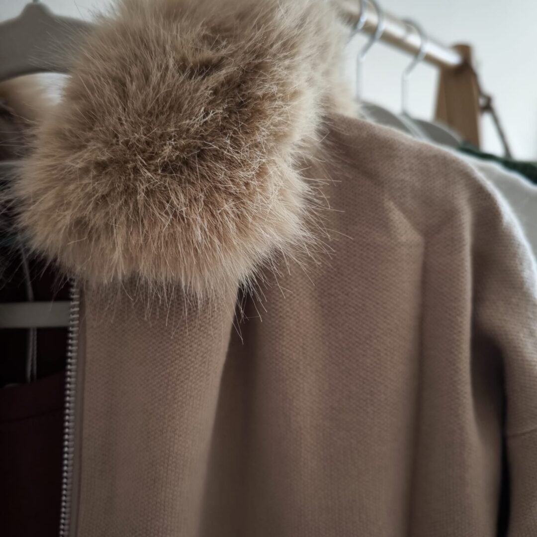 Abrigo punto capucha pelo