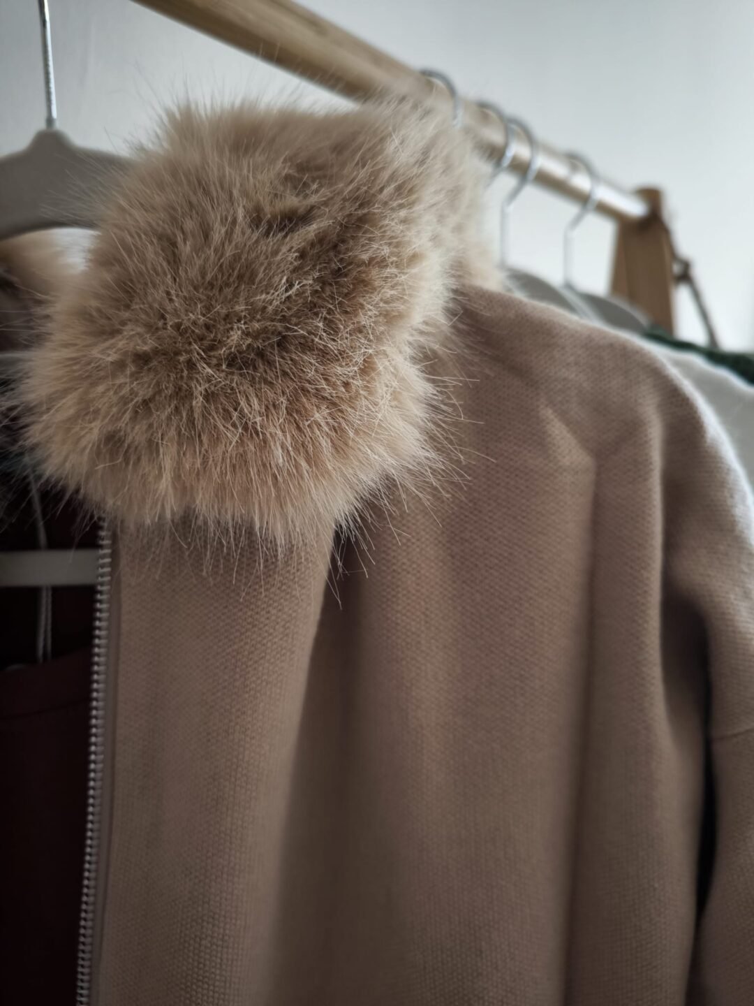 Abrigo punto capucha pelo