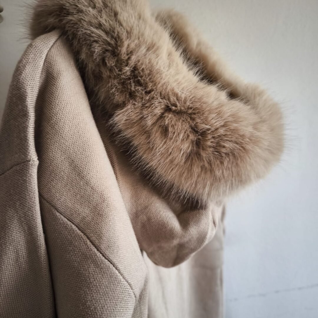Abrigo punto capucha pelo