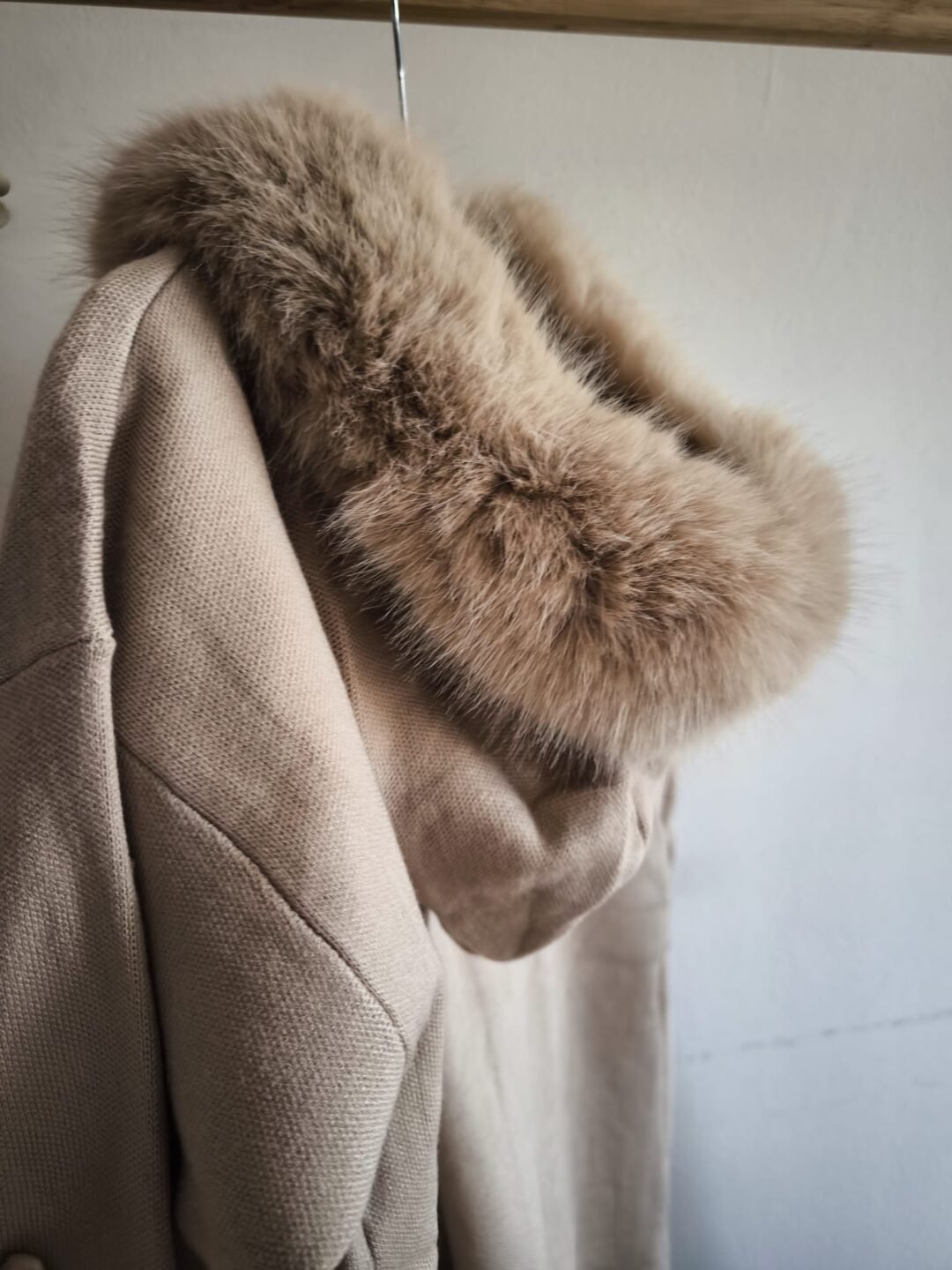 Abrigo punto capucha pelo