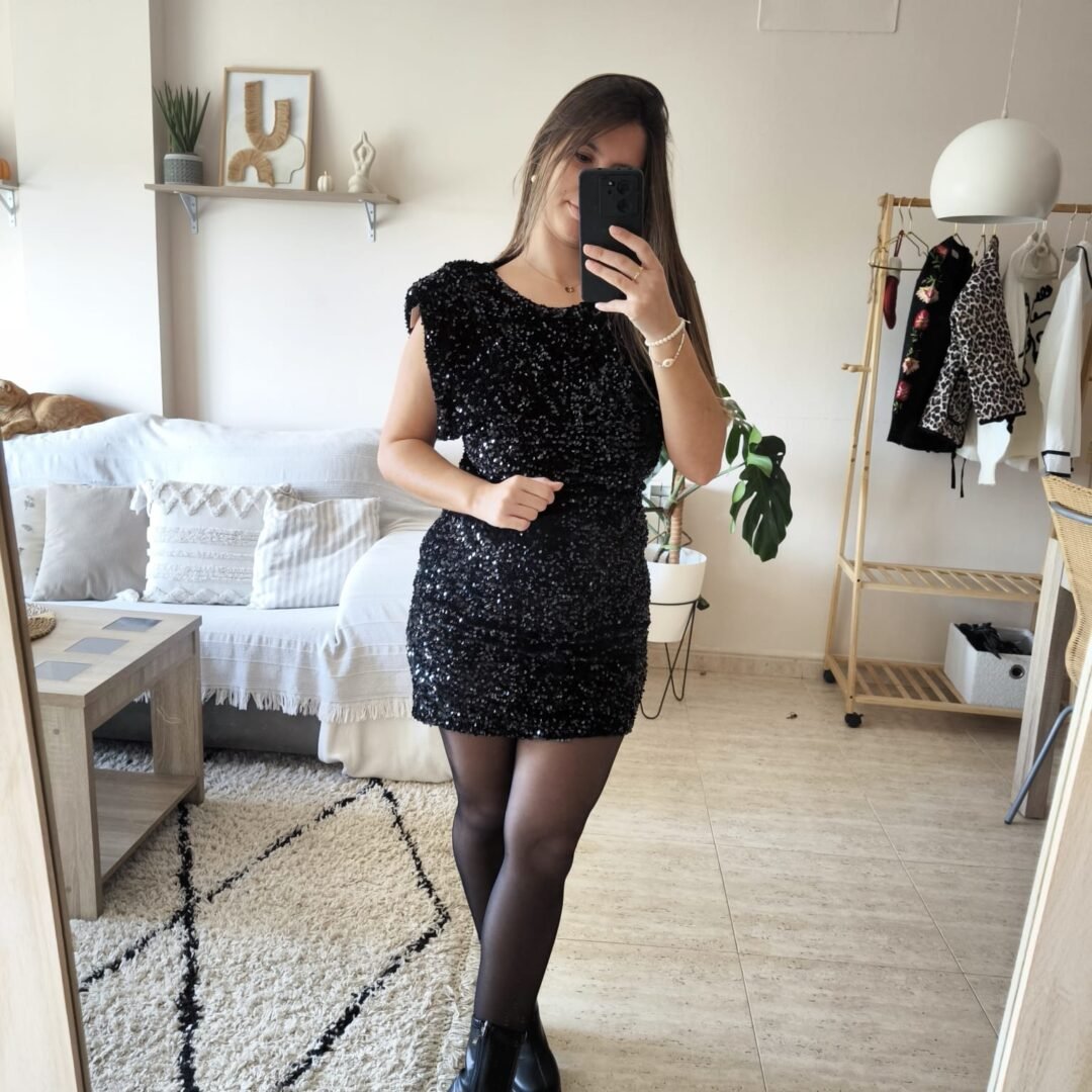 Vestido hombreras lentejuelas NEGRO