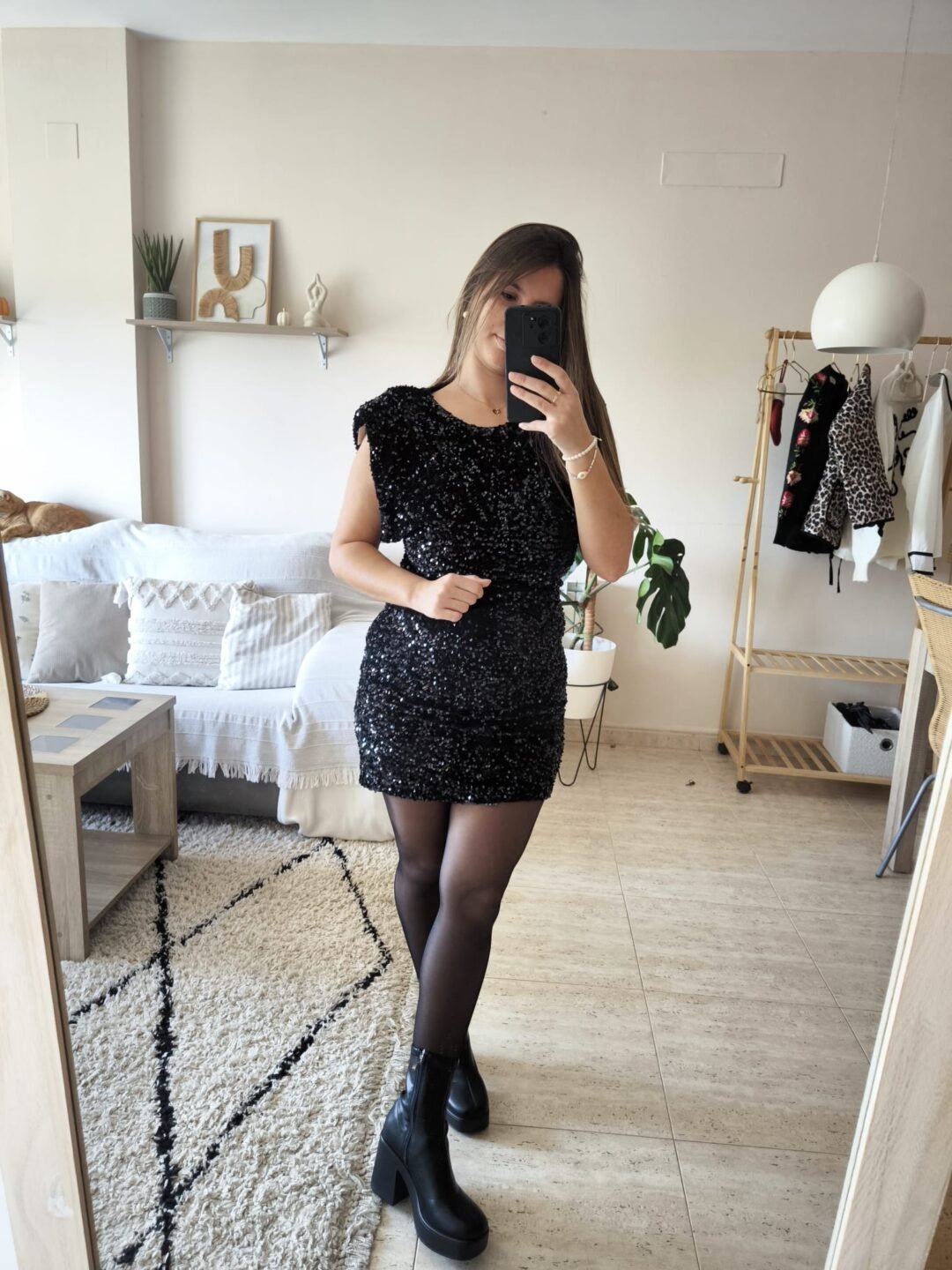 Vestido hombreras lentejuelas NEGRO