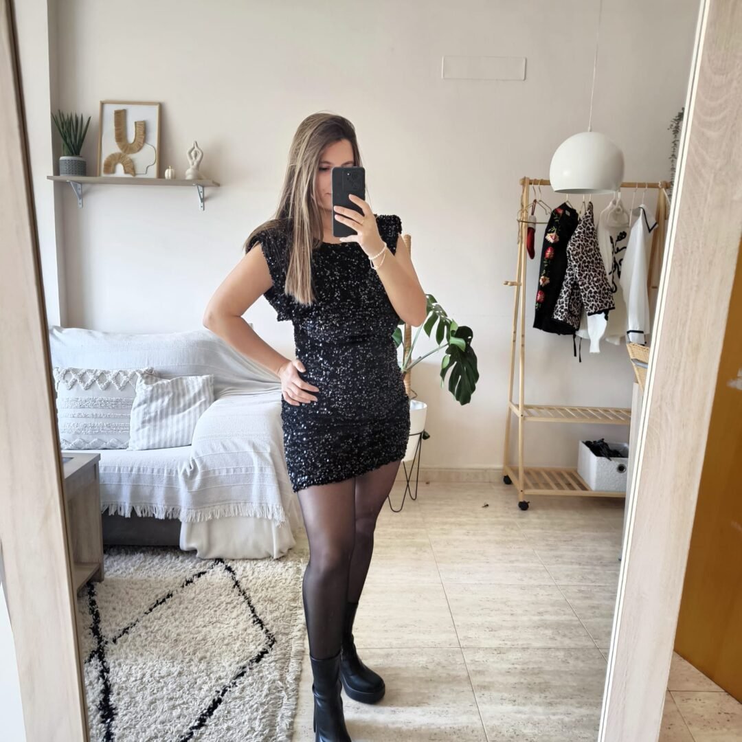 Vestido hombreras lentejuelas NEGRO