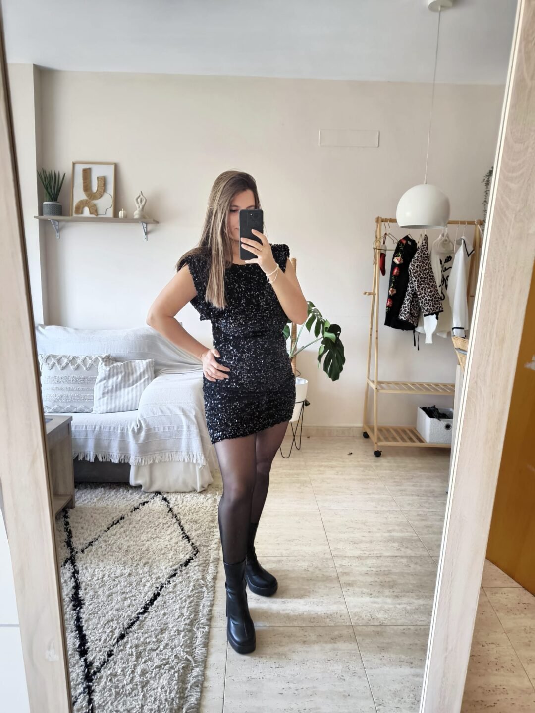 Vestido hombreras lentejuelas NEGRO