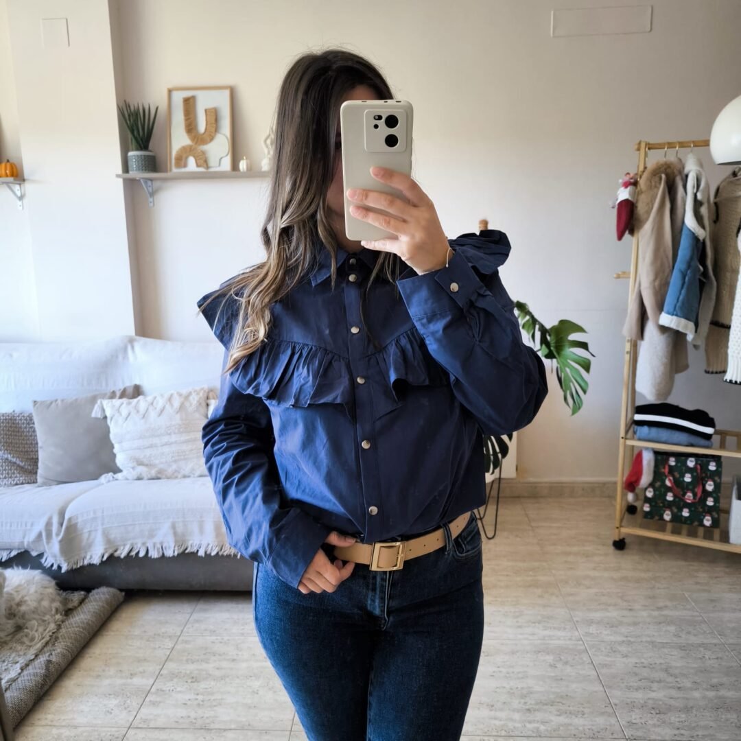 Camisa volantes azul marino