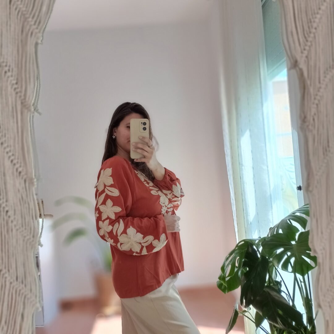 Blusa bordado hojas teja