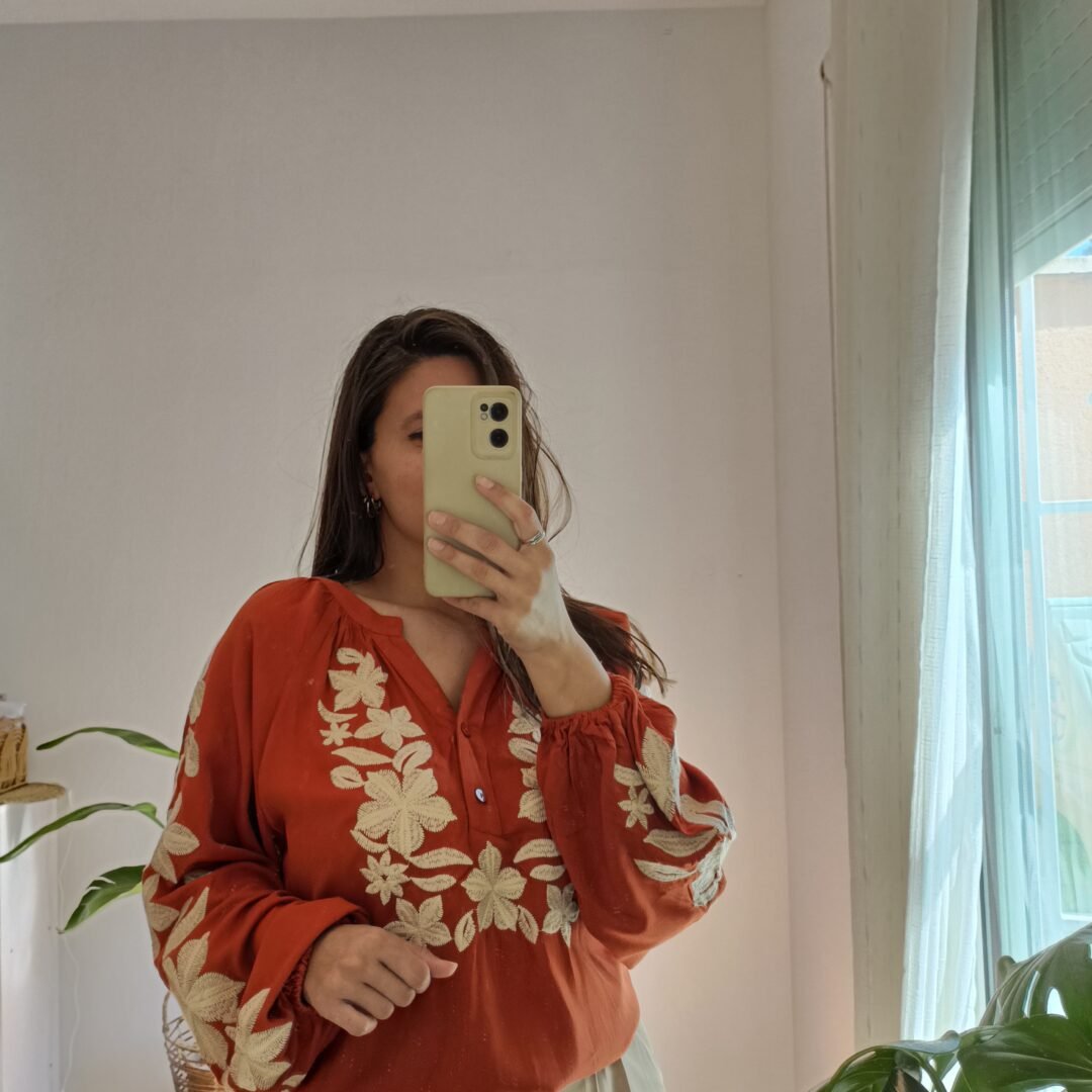 Blusa bordado hojas teja