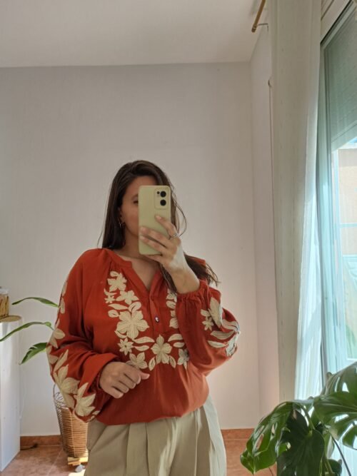 Blusa bordado hojas teja
