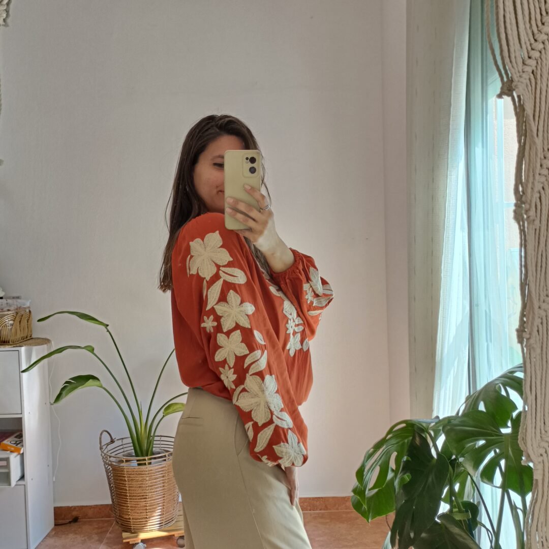 Blusa bordado hojas teja