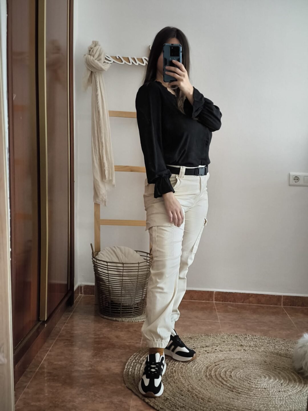 Pantalón cargo con cinturón