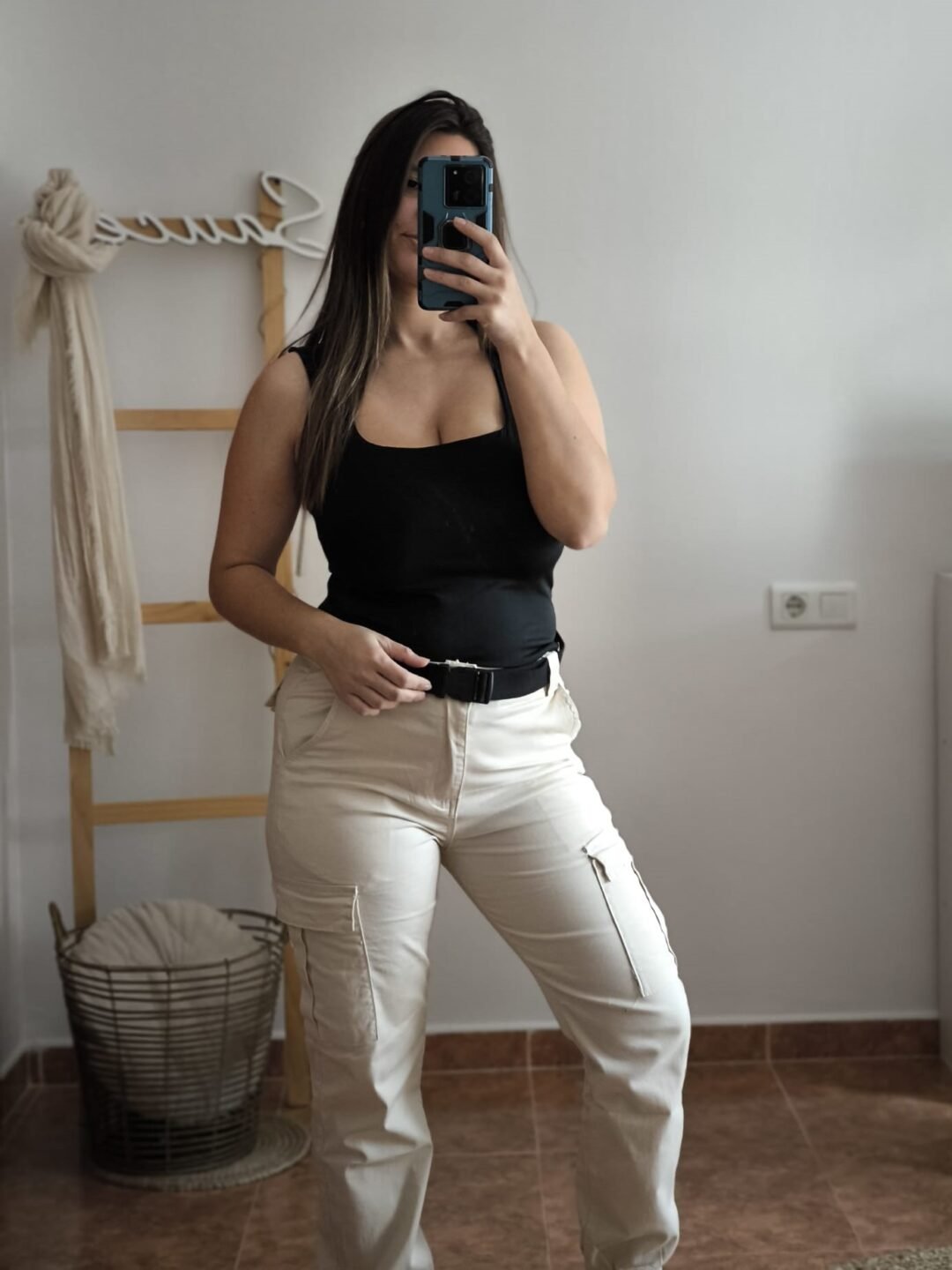 Pantalón cargo con cinturón