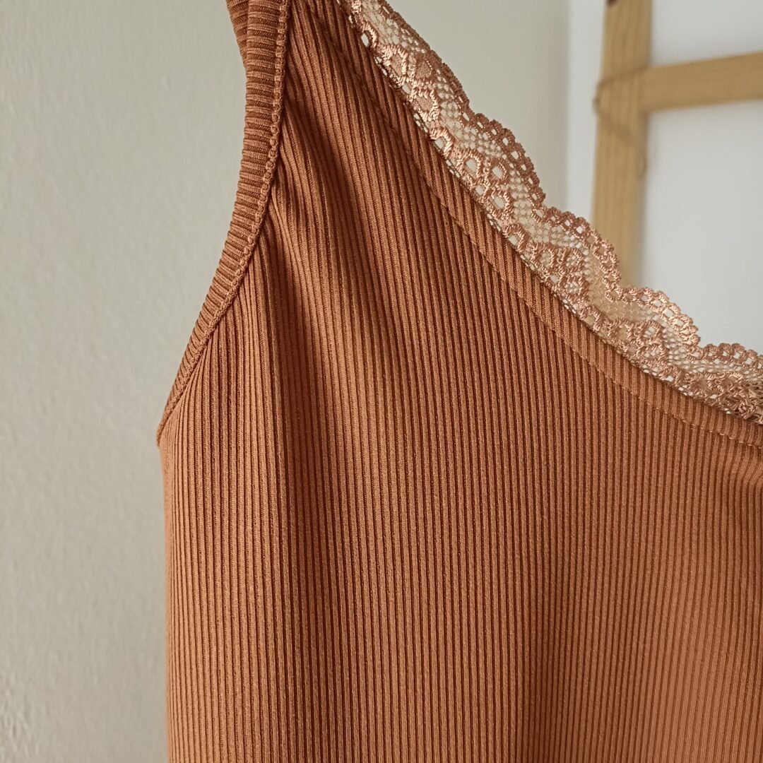 Camiseta tirantes detalle encaje