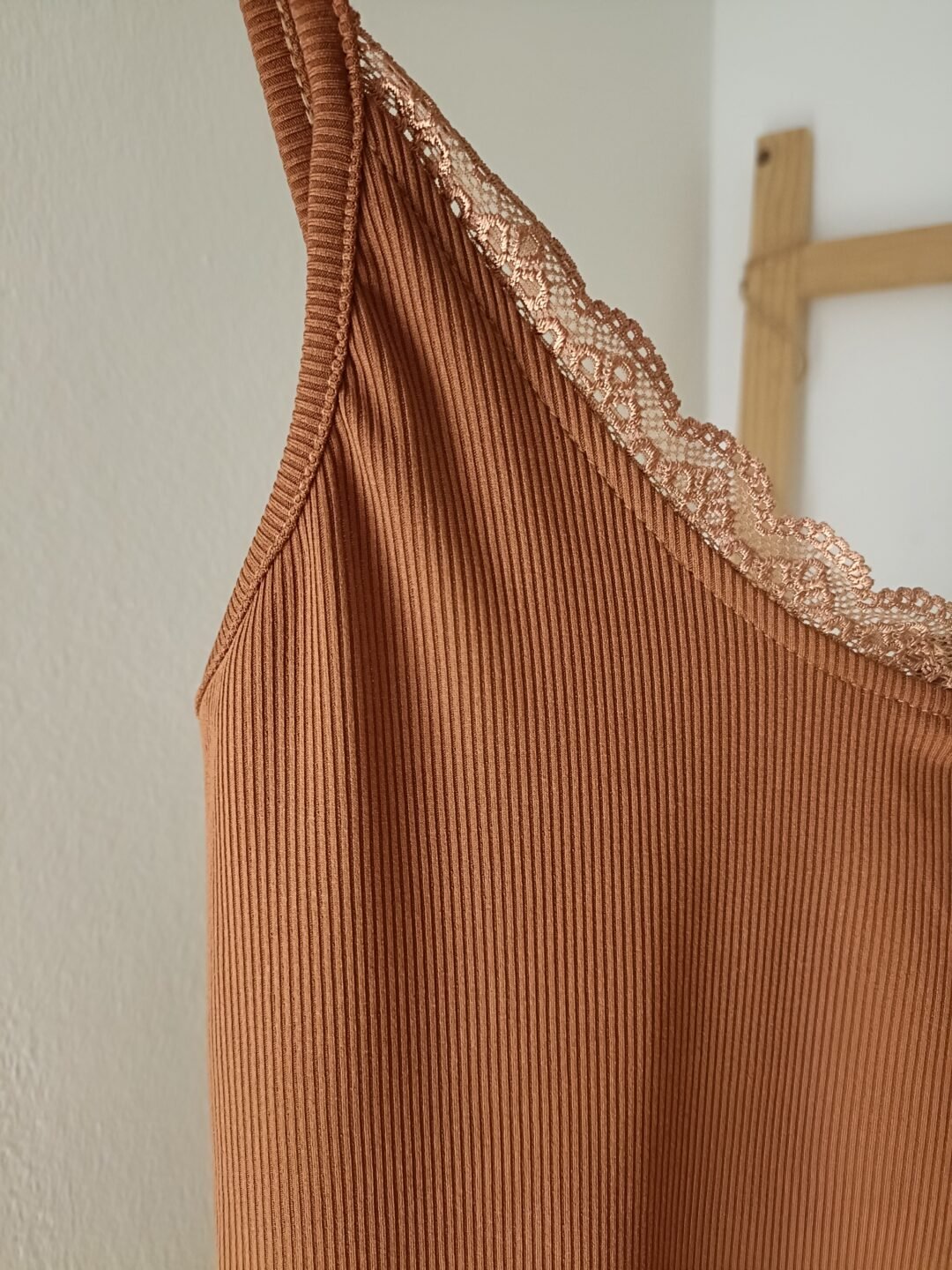 Camiseta tirantes detalle encaje