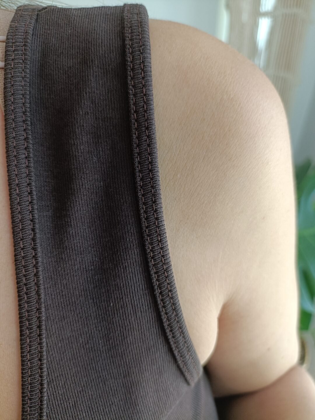 Camiseta tirante chocolate